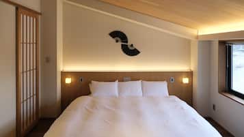 Deluxe King Room, Non Smoking | Hypo-allergenic bedding, free minibar, in-room safe