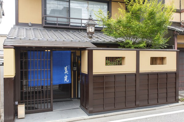 Front of property - Hotel Gion Misen (Kyoto)