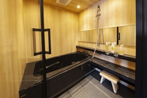 Combined shower/bathtub, free toiletries, hair dryer, slippers - Hotel Gion Misen (Kyoto)