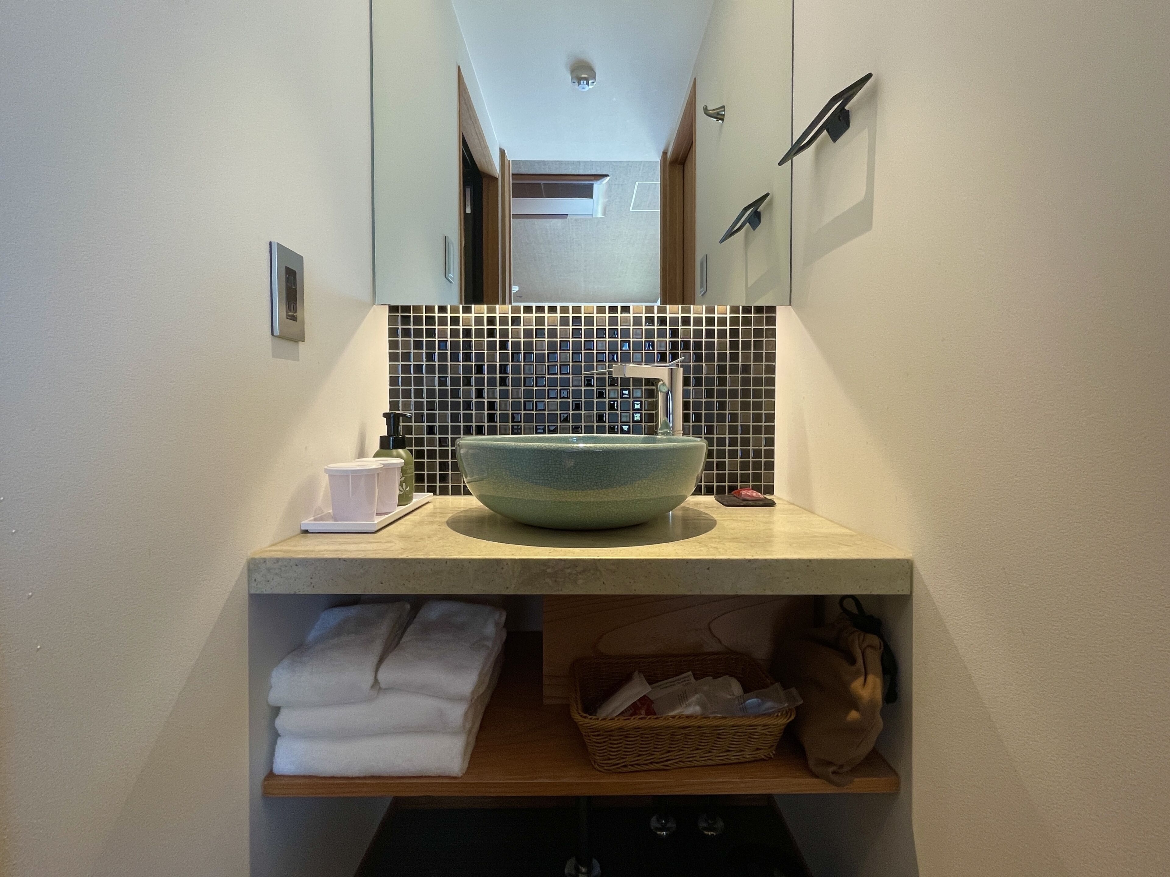 combined shower/bathtub, free toiletries, hair dryer, slippers