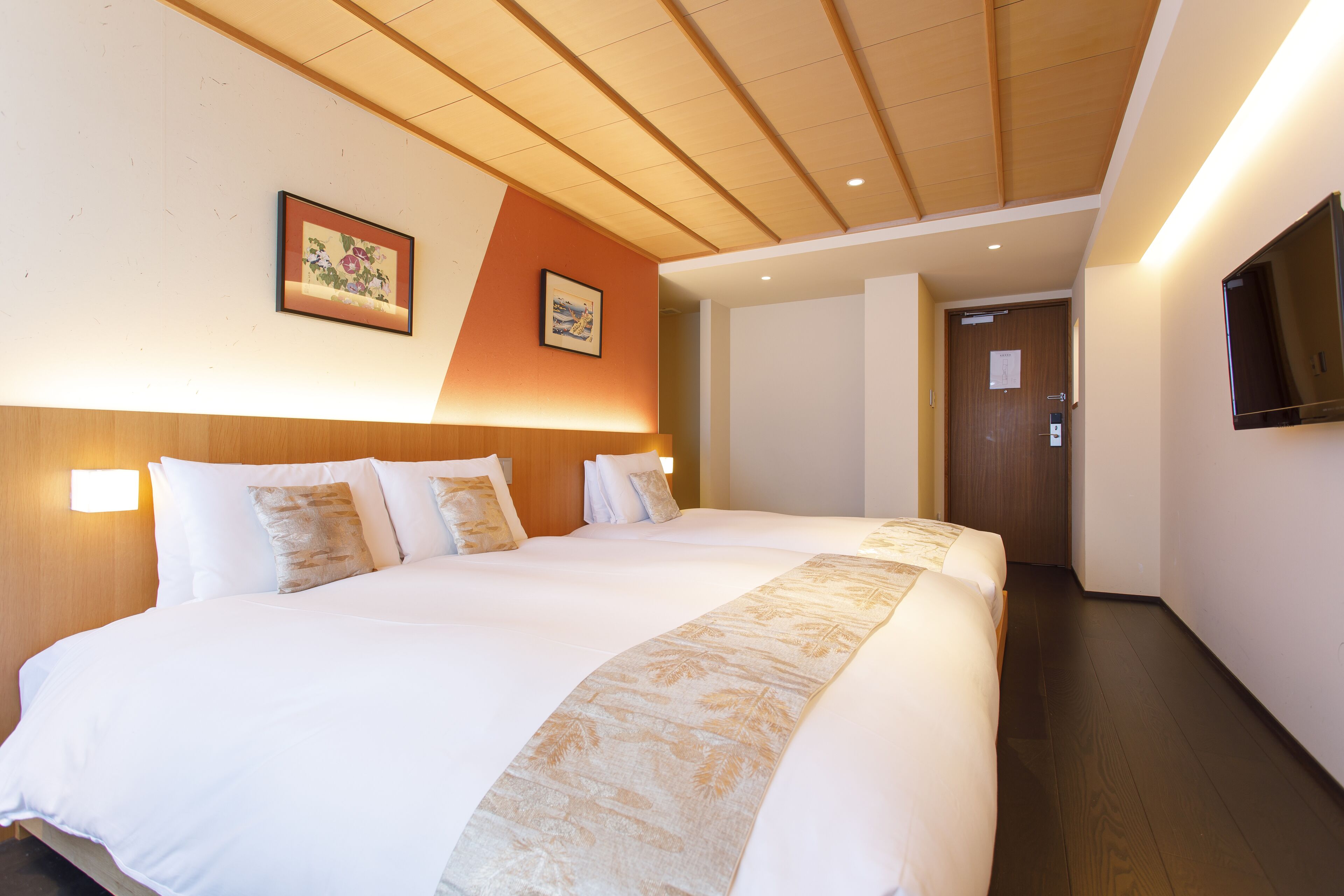 deluxe triple room, non smoking | 1 bedroom, hypo-allergenic bedding, free minibar, in-room safe