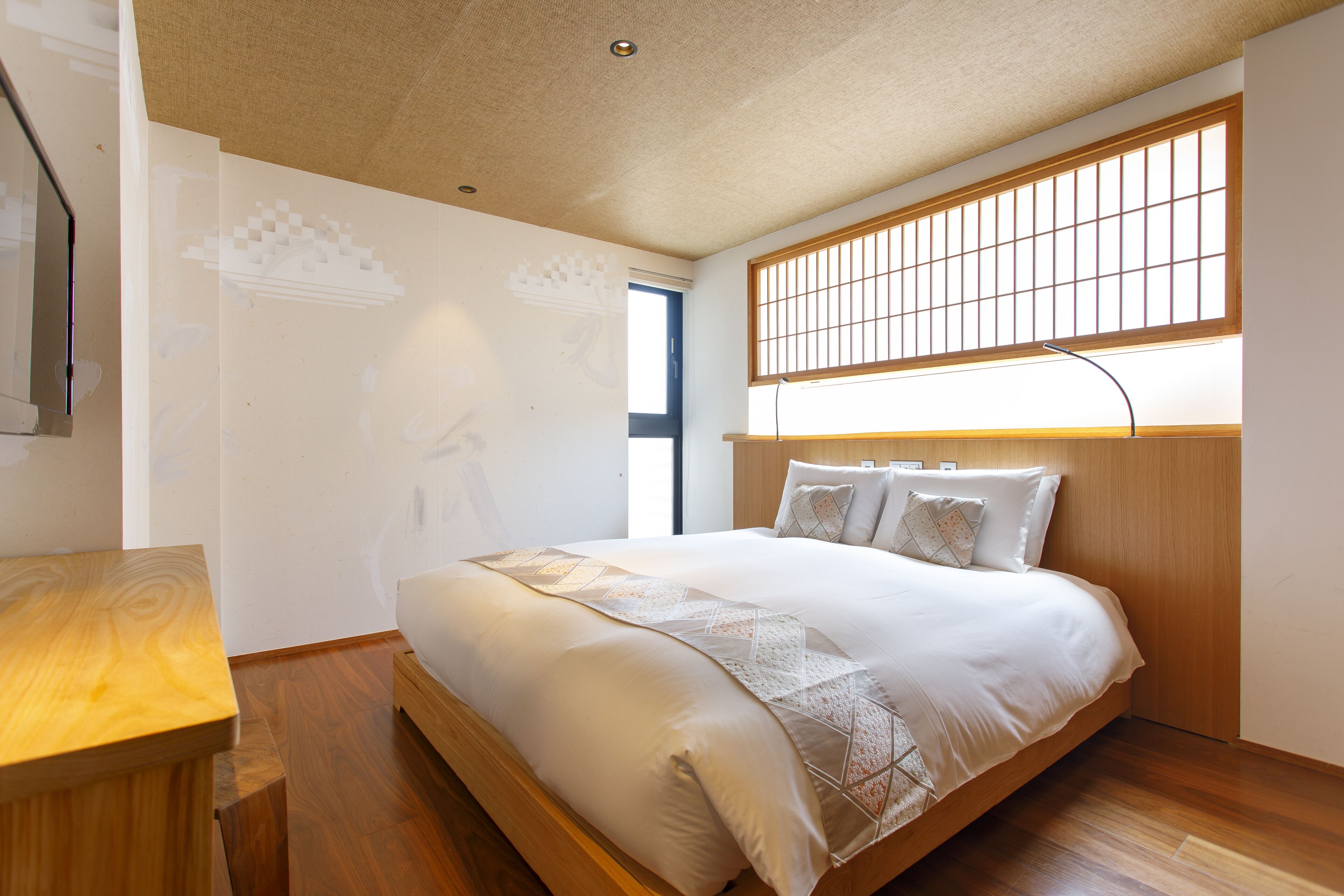 superior queen room, non smoking | 1 bedroom, hypo-allergenic bedding, free minibar, in-room safe