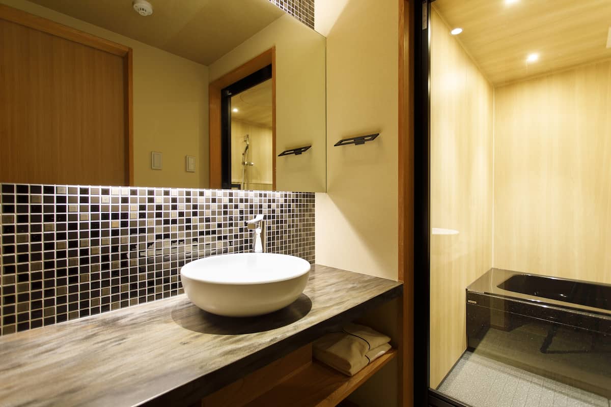 comfort twin room with japanese garden, non smoking | bathroom | combined shower/bathtub, free toiletries, hair dryer, slippers