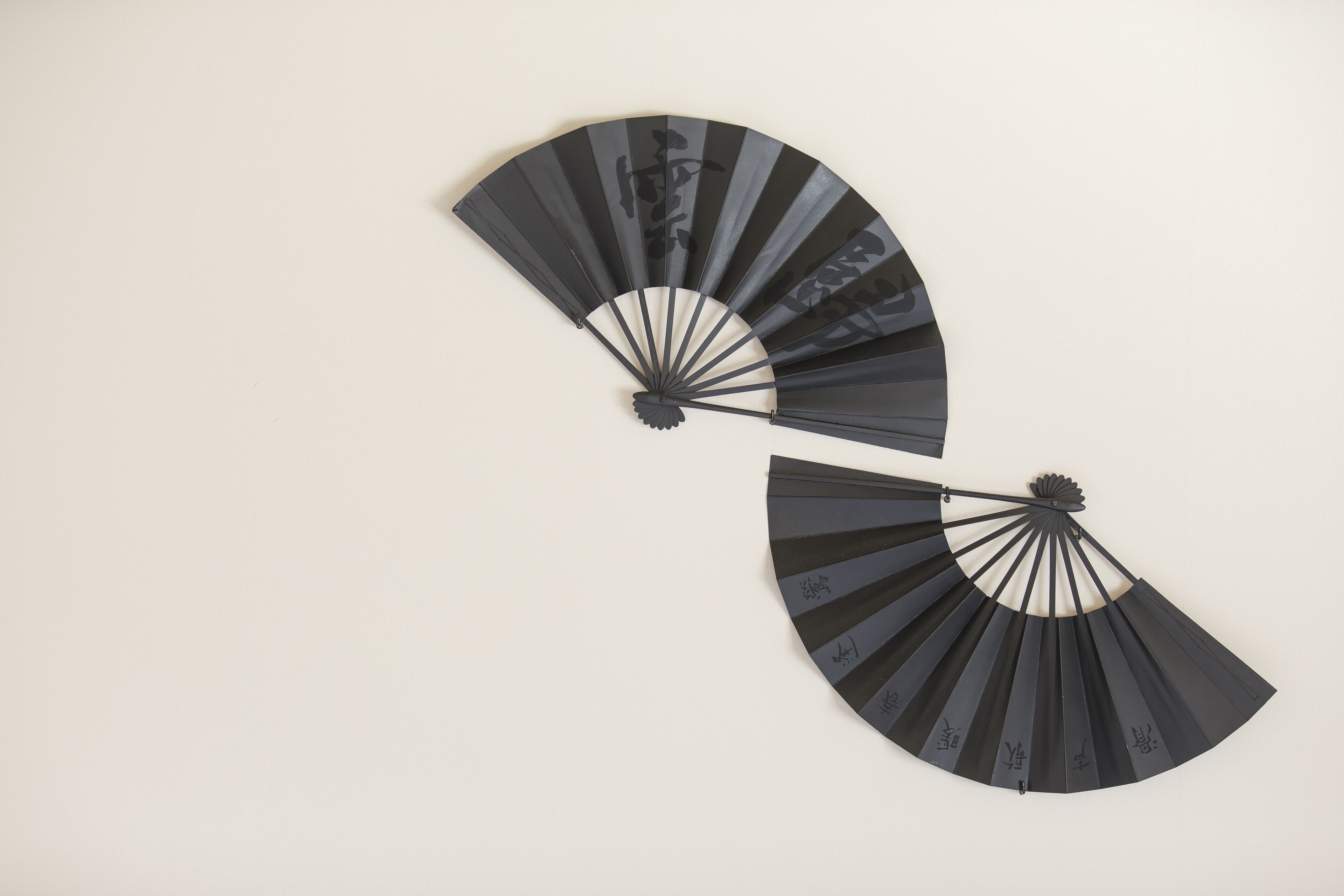 Dos ventiladores empotrados con un diseño minimalista.