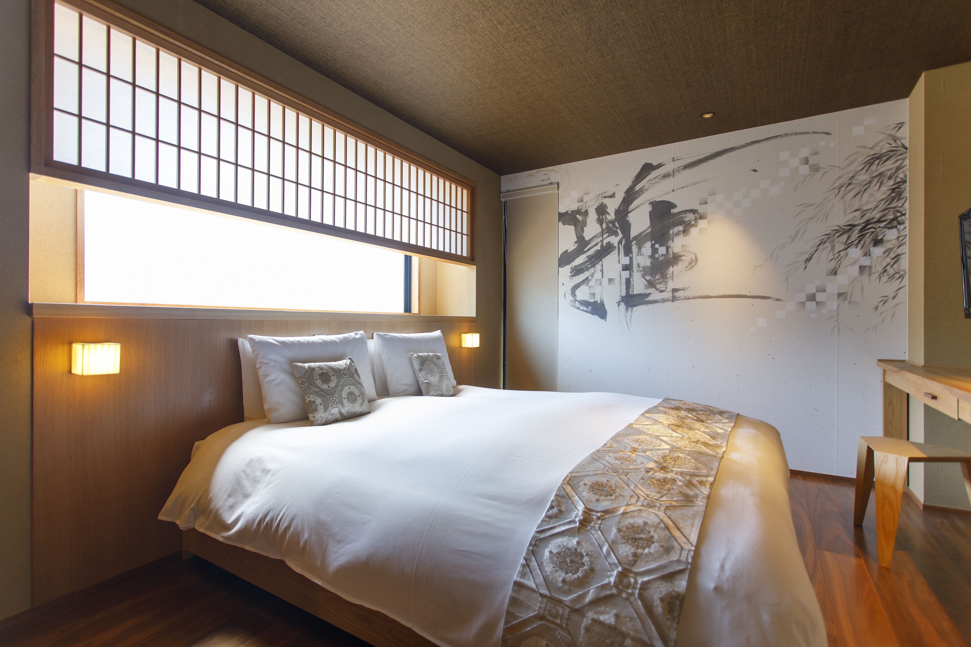 deluxe queen room, non smoking | 1 bedroom, hypo-allergenic bedding, free minibar, in-room safe