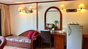 Ropa de cama de alta calidad y caja de seguridad en la habitación 