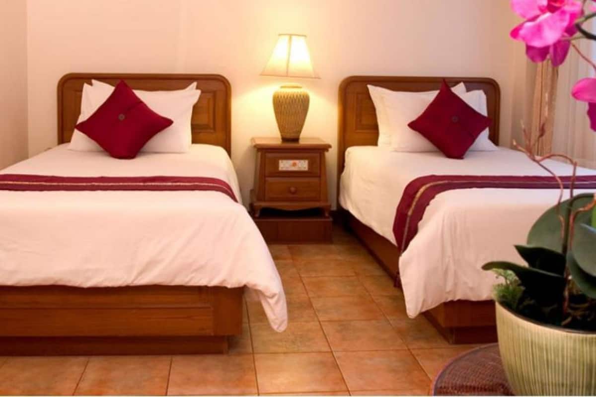 Habitación estándar con 2 camas individuales | Ropa de cama de alta calidad, caja fuerte, decoración individual