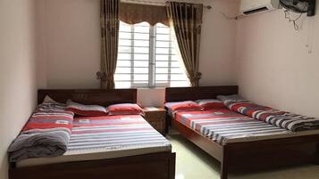 Quarto, 2 camas de casal | Frigobar, quartos à prova de som, Wi-Fi de cortesia, roupa de cama