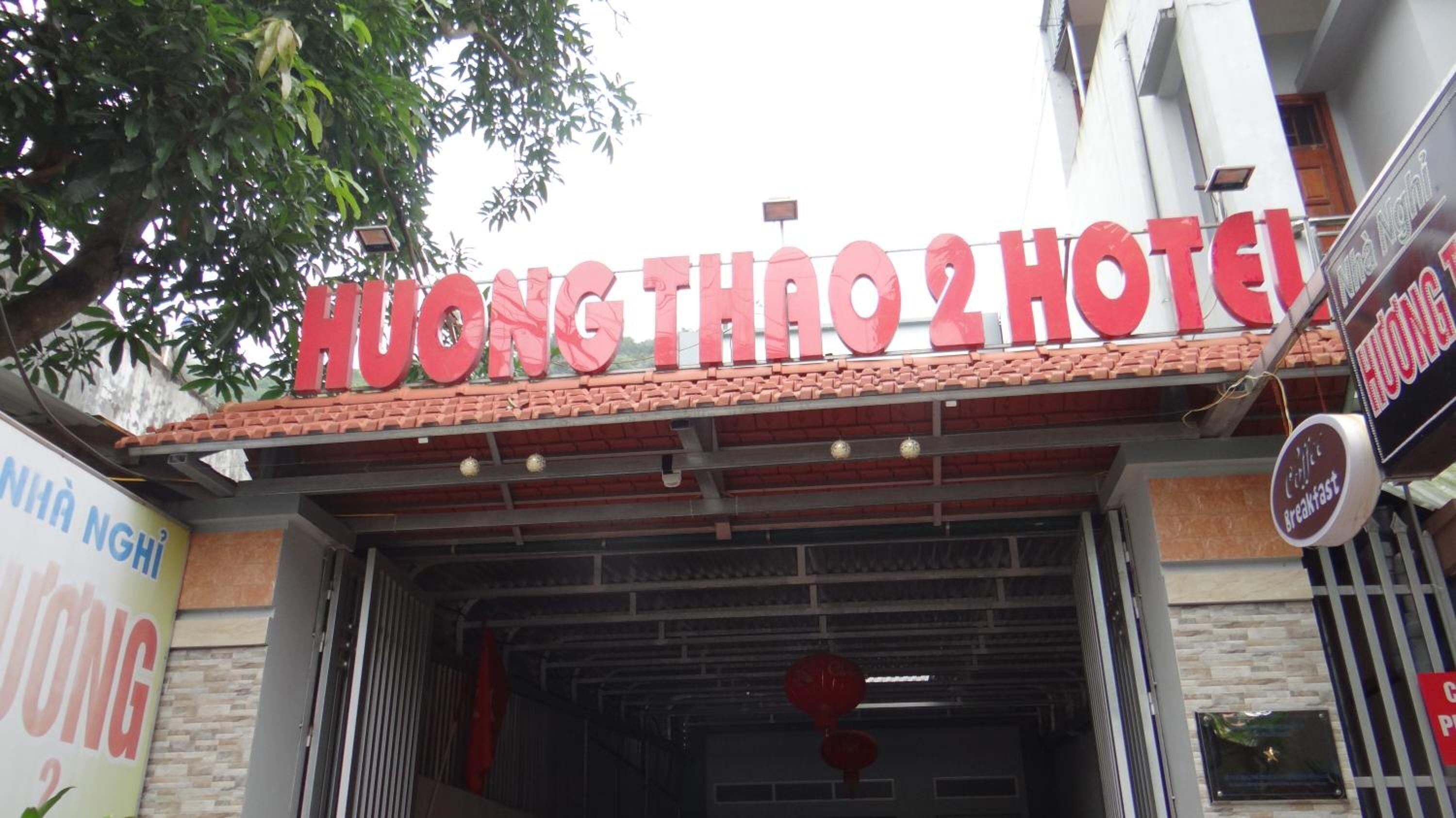 L'ingresso di un hotel con un cartello che riporta la scritta "HUONG THINH 2 HOTEL".