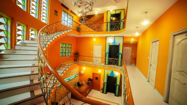 Ein mehrgeschossiges Interieur mit einer Wendeltreppe, einem Empfangstresen und einer Tür zu einem anderen Raum.