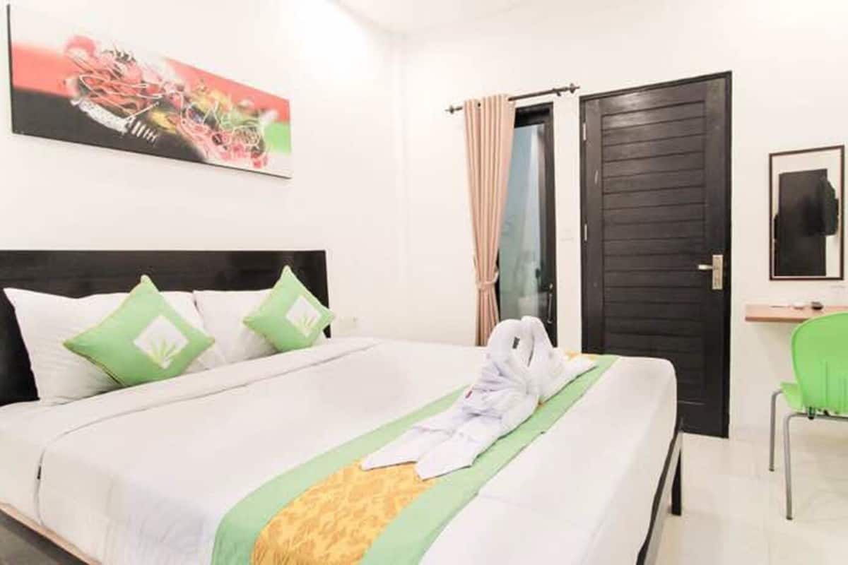 Standard Room | In-room safe, desk, free WiFi, bed sheets