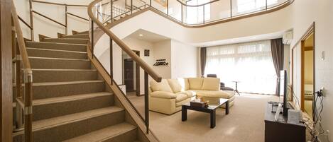 ラグジュアリー アパートメント | リビング エリア | 50 インチの薄型テレビ (衛星放送視聴可)、テレビ、DVD プレーヤー