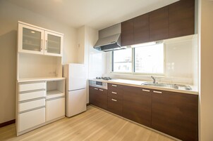 Apartamento de lujo | Cocina privada | Frigorífico, microondas, placa de cocina y hervidor eléctrico