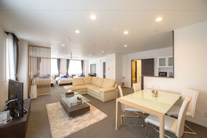 Habitación cuádruple Deluxe ( 202 ) | Servicio de comidas en la habitación