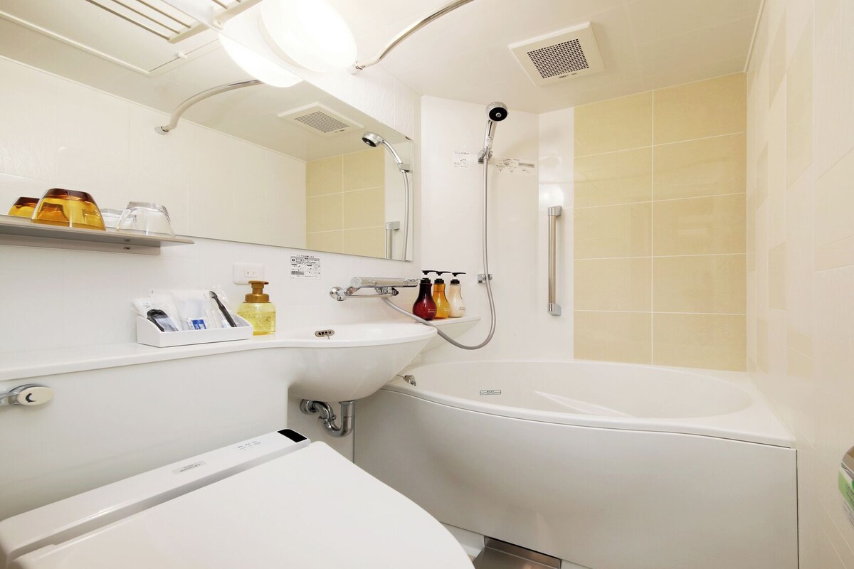 Un baño moderno con bañera, lavabo e inodoro.