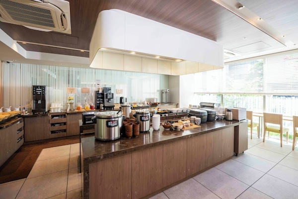 Se ofrece un desayuno bufé (1500 JPY por persona)