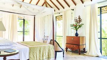 Vila superluxo, 4 quartos, suíte, vista para a piscina | 6 quartos, escrivaninha, quartos à prova de som