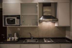 Suite, 2 kamar tidur, teras (VIP) | Ruang keluarga | Televisi LED 42-inci dengan saluran TV satelit dan TV