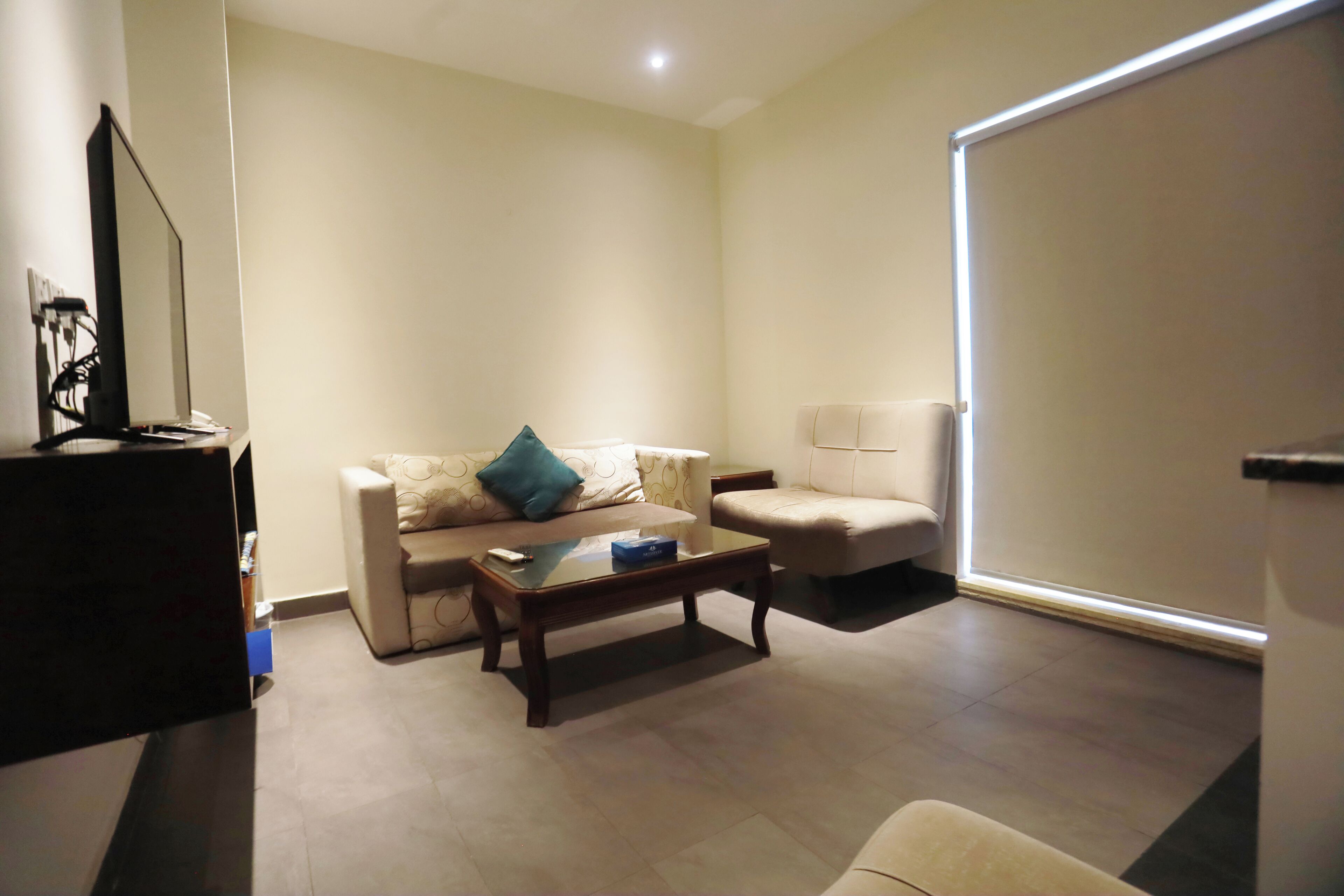 Suite, 2 habitaciones, terraza (VIP) | Zona de estar | Televisión LED de 42 pulgadas con canales por satélite, una televisión