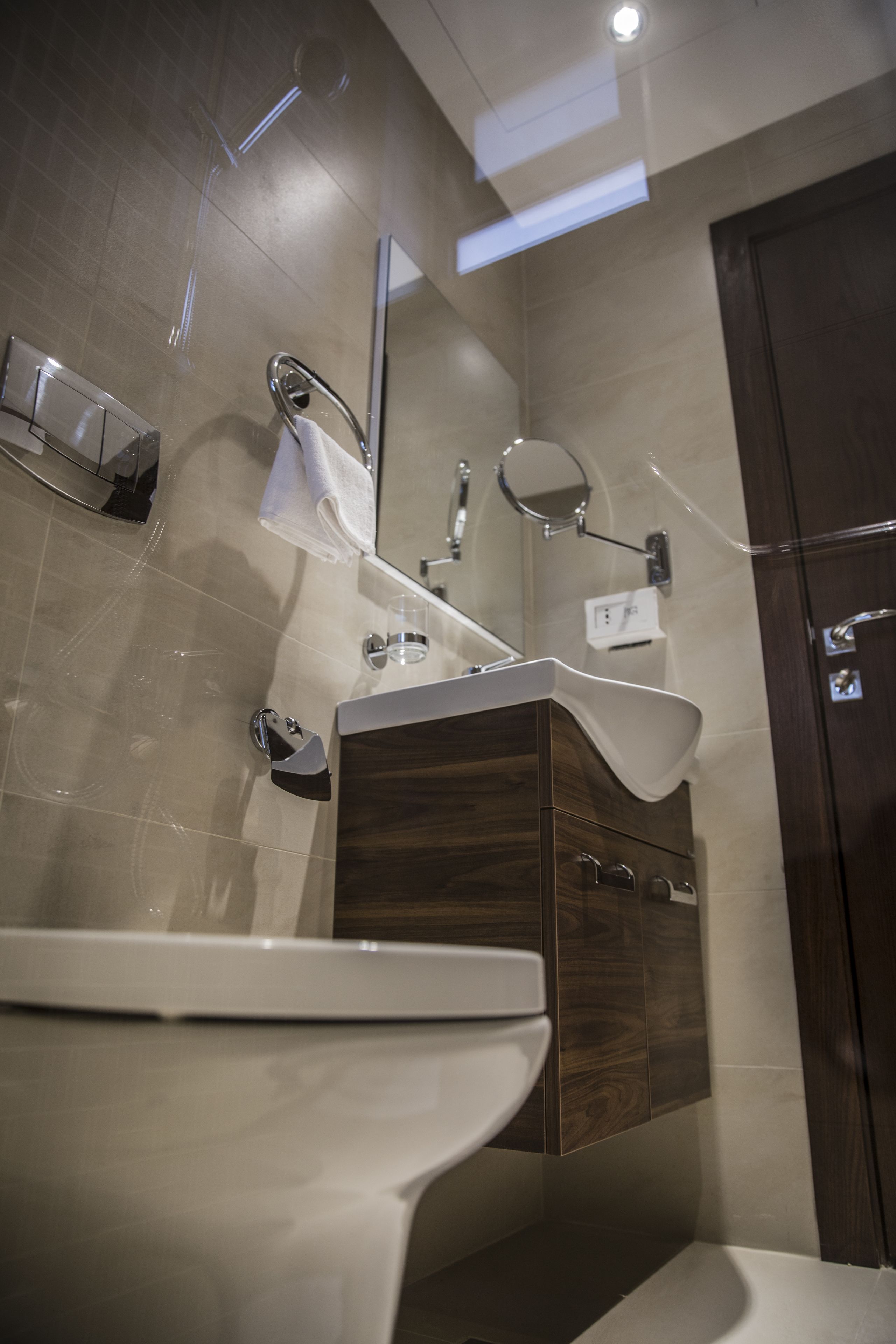 shower, free toiletries, hair dryer, bidet