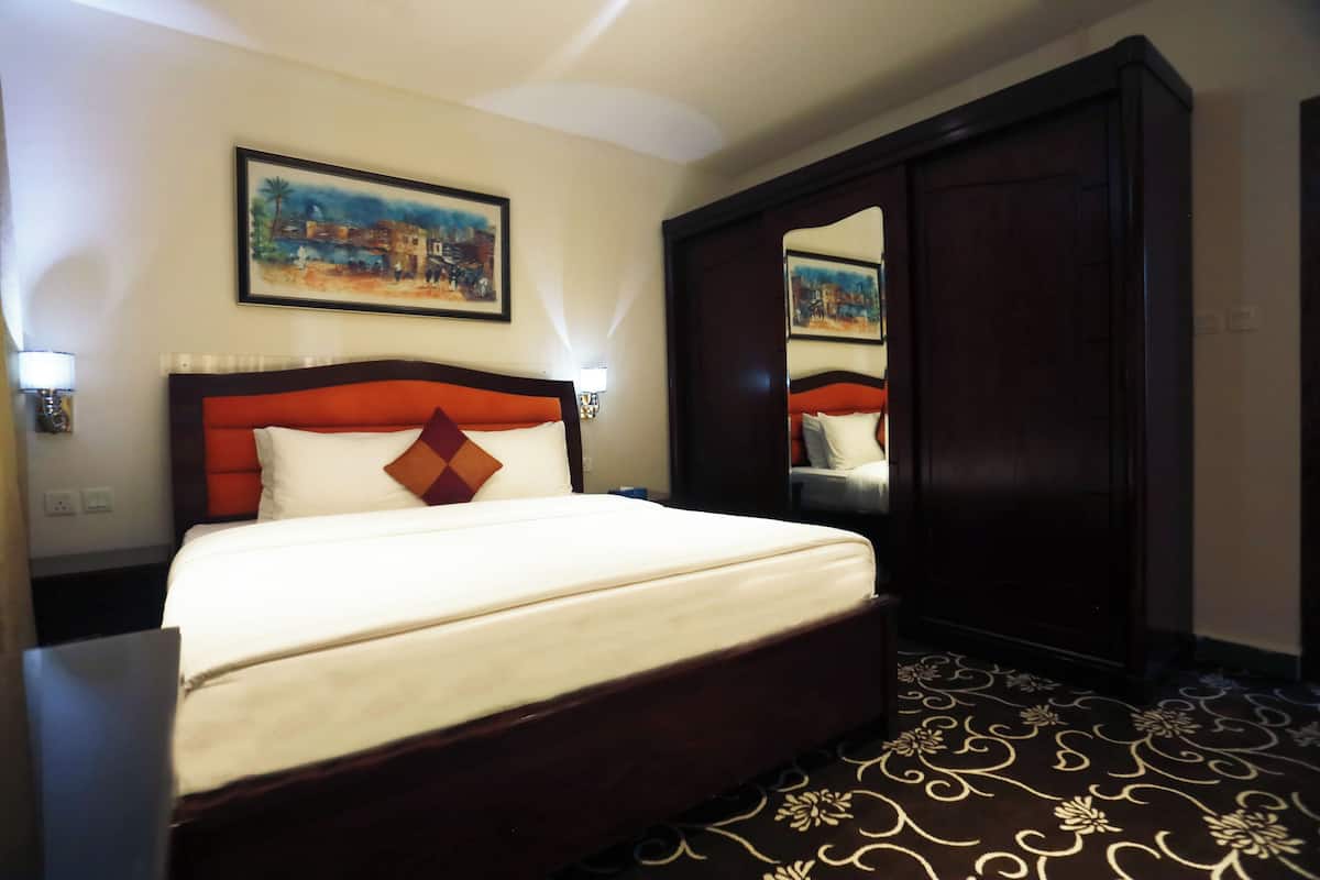 Royal Suite, Balcony | 1 bedroom, in-room safe, soundproofing, iron/ironing board