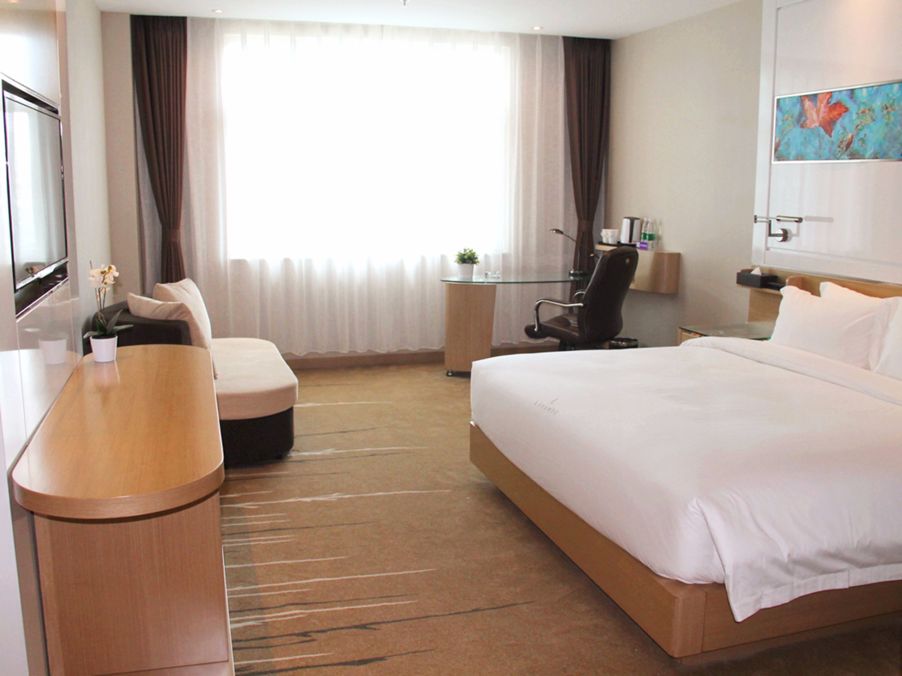 Minibar, escritorio, cortinas blackout y tabla de planchar con plancha 