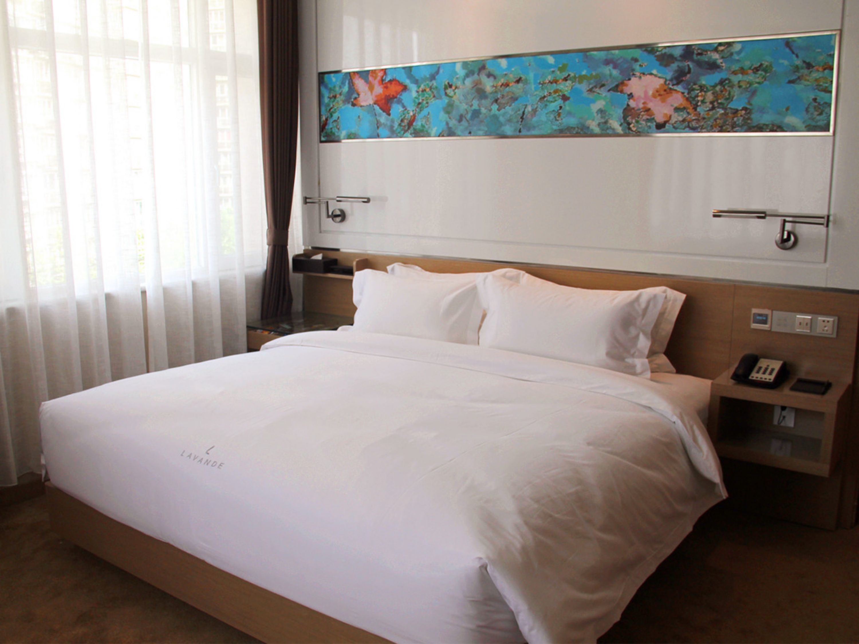 Minibar, escritorio, cortinas blackout y tabla de planchar con plancha 