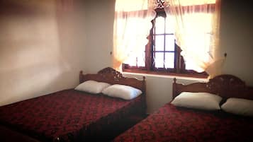 Basic Quadruple Room | Desk, iron/ironing board, free WiFi