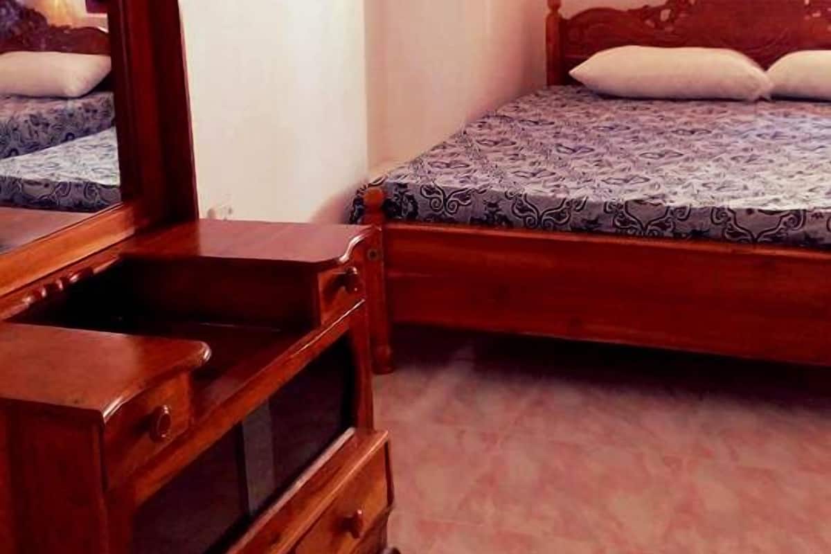 Double Room | Desk, iron/ironing board, free WiFi