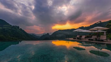 2 outdoor pools, pool loungers