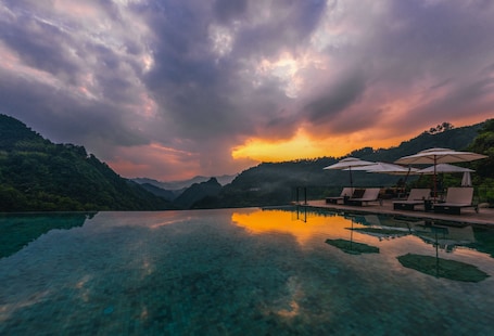 2 outdoor pools, sun loungers