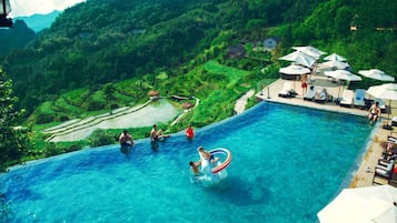 2 outdoor pools, pool loungers