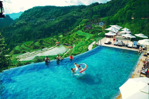 2 outdoor pools, pool loungers