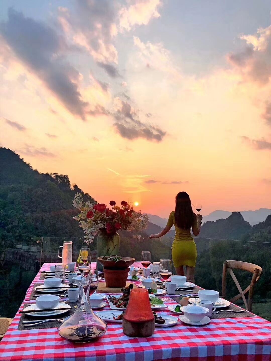 5 restaurants, breakfast, lunch served; local and international cuisine 