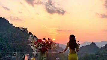 5 restaurants, breakfast, lunch served; local and international cuisine