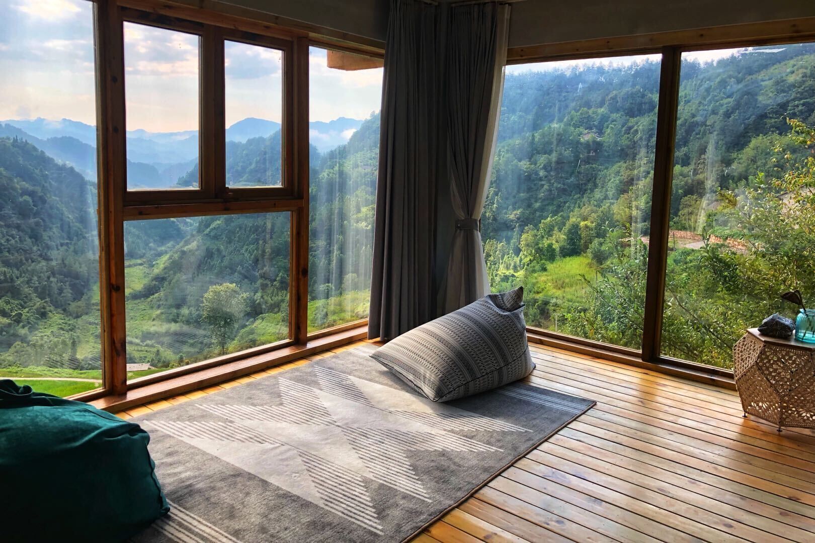 見山 | 高級寢具、羽絨被、獨特設計、書桌