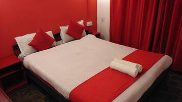 Bộ đồ giường cao cấp, bàn, phòng cách âm