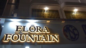 Un edificio con señalización iluminada que dice "Flora Fountain".