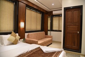Premium bedding, desk, soundproofing, free WiFi