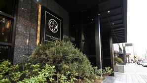 Entrada de un hotel con un letrero que dice "Central Person Hotel Pyongtaek".