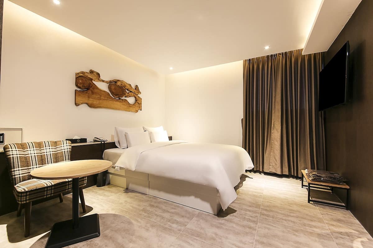 Kamar Double Deluks | Seprai premium, brankas, meja kerja, dan ruang kerja ramah laptop