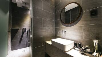 Separate tub and shower, jetted tub, free toiletries, slippers