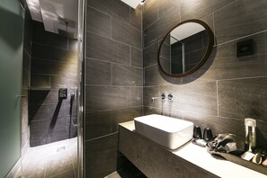 Separate bathtub and shower, jetted bath, free toiletries, slippers - Central Person Hotel Pyeongtaek (Pyeongtaek)