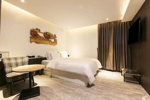 Premium bedding, in-room safe, desk, laptop workspace - Central Person Hotel Pyeongtaek (Pyeongtaek)