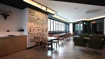 Petit déjeuner servi sur place