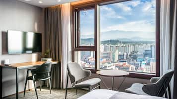 In-room safe, soundproofing, free WiFi, bed sheets