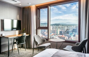 客房内保险箱、隔音、免费 WiFi、床单