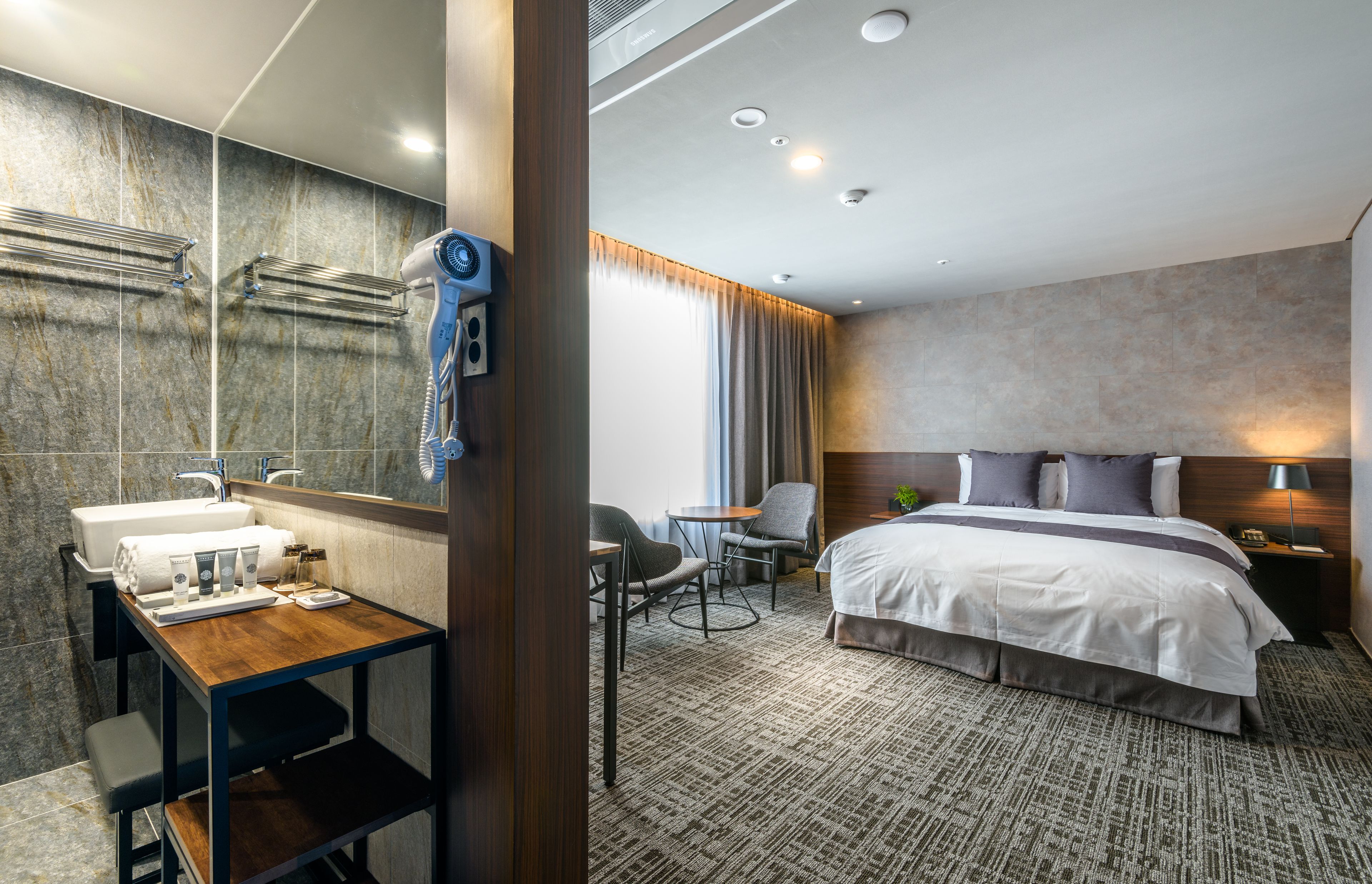 deluxe double room (breakfast included) | in-room safe, soundproofing, free wifi