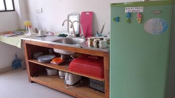 Nevera en la zona común, microondas en la zona común y cafetera o tetera