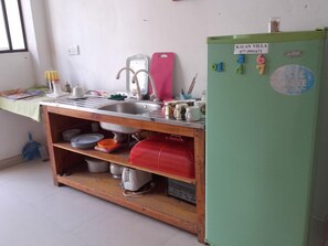 Shared fridge, microwave, coffee/tea maker, electric kettle - Kalan Villa (Galle)